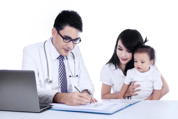 O médico passa uma receita ao paciente. — Fotografia de Stock