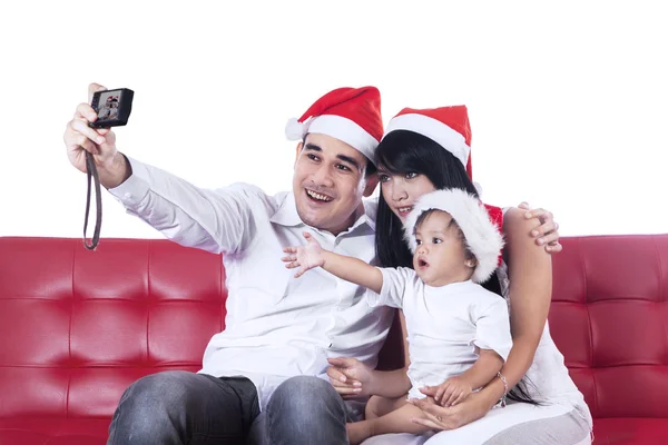 クリスマスの幸せな家族写真を撮る — ストック写真