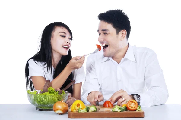 Salada de degustação feliz casal — Fotografia de Stock