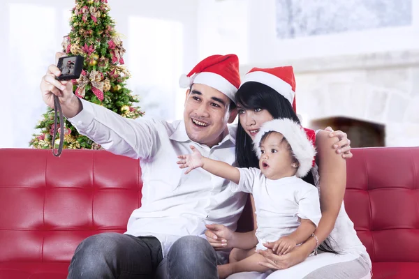 Familia feliz tomando una foto — Foto de Stock