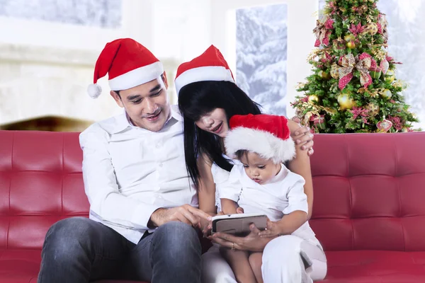 Lycklig familj med hjälp av tablet PC — Stockfoto