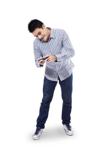 Šťastný muž s mobilním telefonem — Stock fotografie
