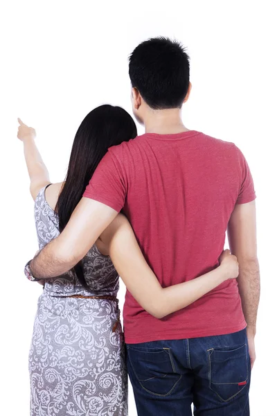 Casal jovem apontando para espaço de cópia — Fotografia de Stock