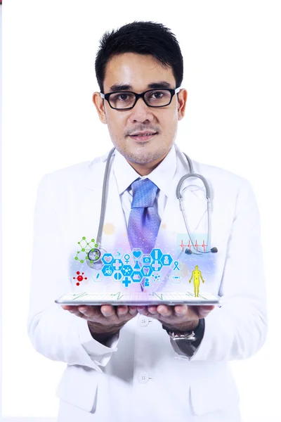 Médico varón sosteniendo un comprimido —  Fotos de Stock