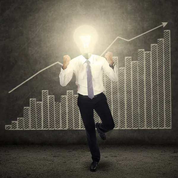 Успешная лампочка во главе человека и бизнес-диаграмма — стоковое фото