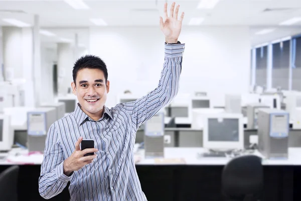 Uomo d'affari di successo con uno smartphone — Foto Stock