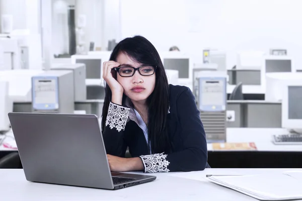 Mujer de negocios cansada — Foto de Stock