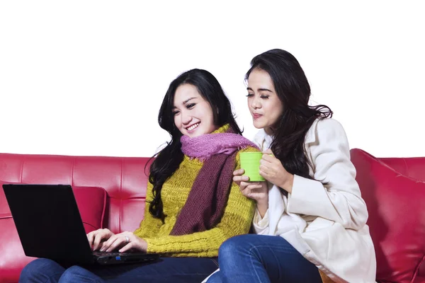Dos mujeres relajándose con el ordenador portátil —  Fotos de Stock