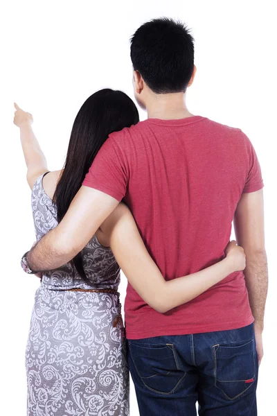 Casal jovem apontando para espaço de cópia — Fotografia de Stock