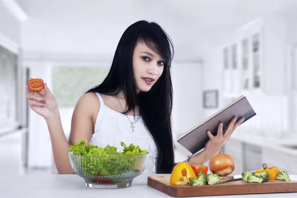 Jovem mulher preparando salada — Fotografia de Stock