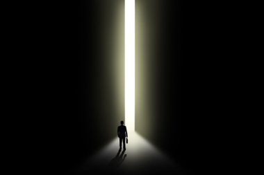 İş adamı açık kapıya doğru yürüyor.