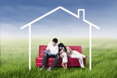 aile ev çizim tarafından çevrili