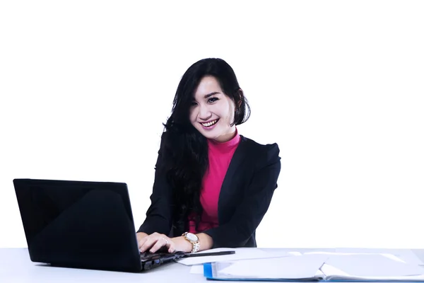 Mujer de negocios que trabaja con portátil — Foto de Stock