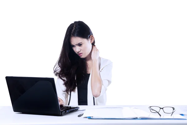 Mujer de negocios deprimida mirando portátil — Foto de Stock