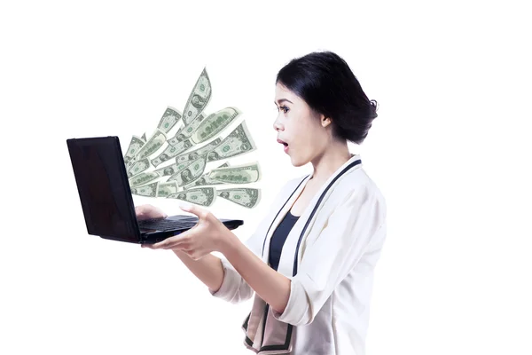 Бізнес-леді з ноутбуком і грошима — стокове фото