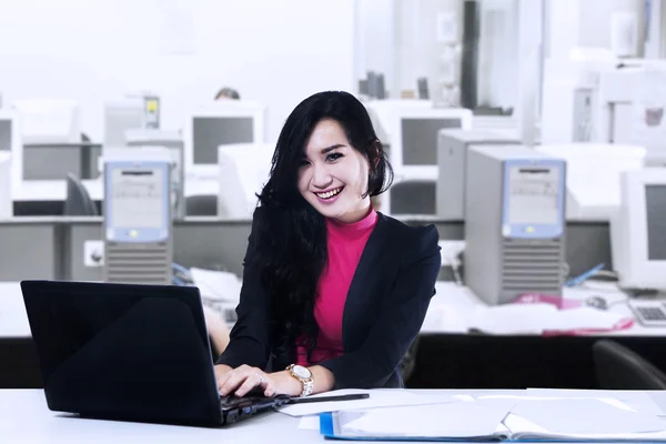 Счастливая деловая женщина работает на ноутбуке — стоковое фото
