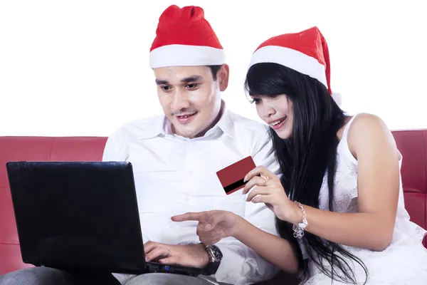 Happy couple buying christmas gift online — Stock Photo, Image