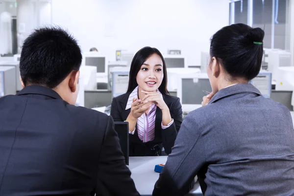 Kvinna i anställningsintervju — Stockfoto