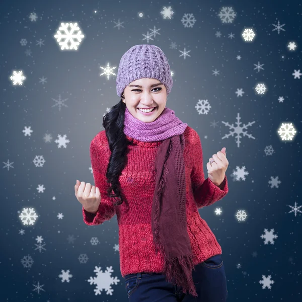 Jonge winter meisje winnen — Stockfoto