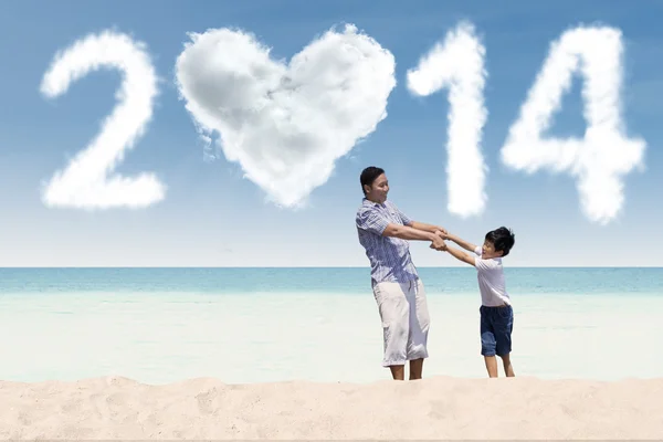 Familia asiática disfrutando de vacaciones de año nuevo — Foto de Stock