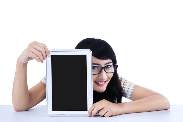 Asiática estudiante mostrando un tablet ordenador —  Fotos de Stock