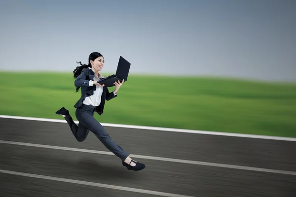 Vonzó üzletasszony laptop futás — Stock Fotó