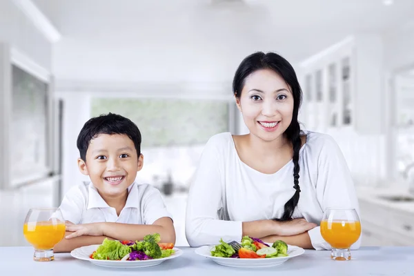 Família feliz ter salada na cozinha Imagem De Stock