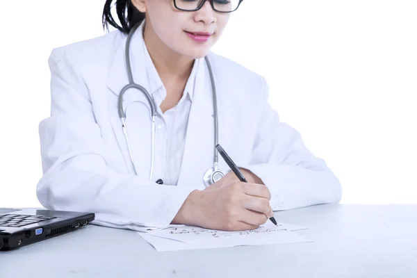 Kobieta lekarz pisze notatki — Zdjęcie stockowe