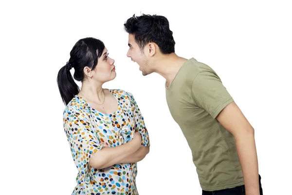 Casal jovem lutando isolado — Fotografia de Stock