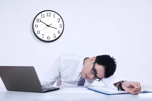 Empresário cansado dormindo no escritório — Fotografia de Stock