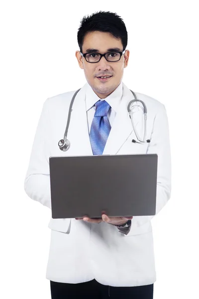 Médecin masculin utilisant un ordinateur portable — Photo