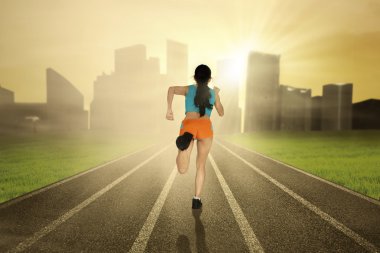 yolda çalışan atlet