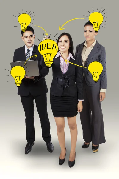 Businesswoman drawing light bulb — Stock Photo, Image