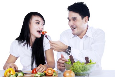 mutlu çift tatma salata