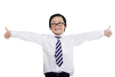 küçük iş adamı ok hareketleri gösterir