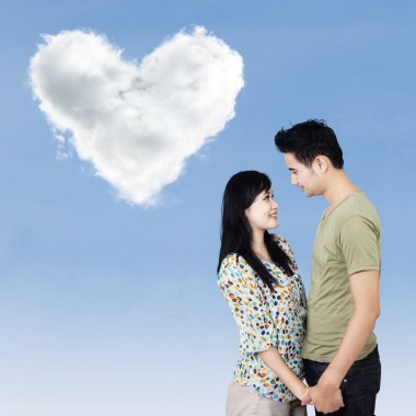 romantik genç çift gülümsüyor