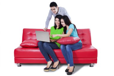 dizüstü bilgisayar kullanan gençlerin