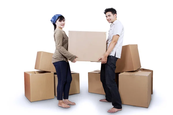 Couple carrying box isolated — Stock Photo, Image