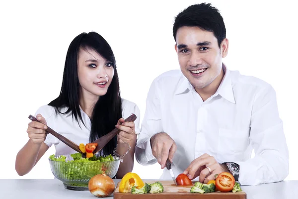 Paar maken salade — Stockfoto