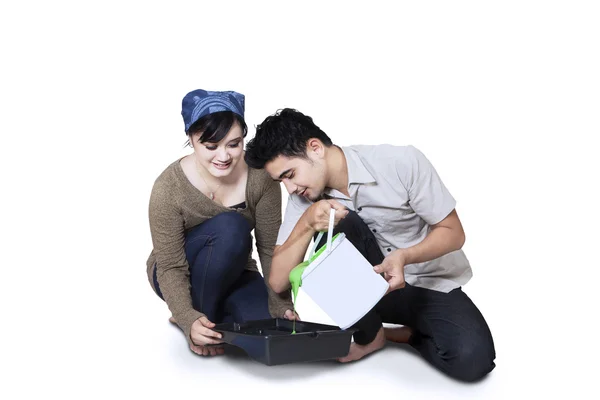 Paar gieten verf in lade geïsoleerd — Stockfoto