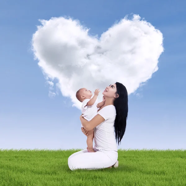 Şirin Bebek ve onun anne açık havada — Stok fotoğraf