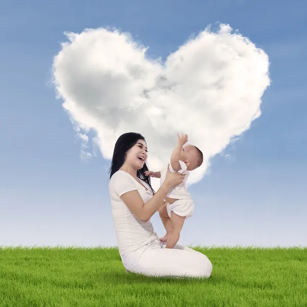 Bebê bonito e sua mãe ao ar livre — Fotografia de Stock