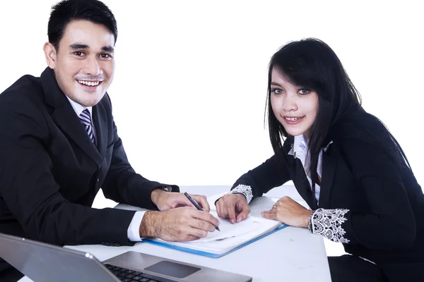 Empresários felizes assinando contrato de negócios — Fotografia de Stock