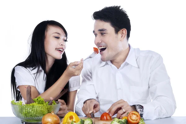 Casal feliz preparando salada — Fotografia de Stock