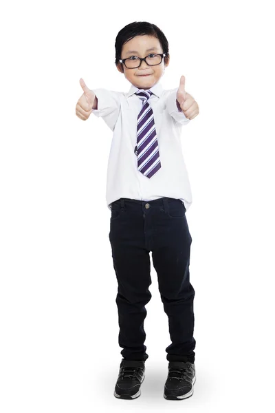 Kleine jongen geven duimen omhoog — Stockfoto