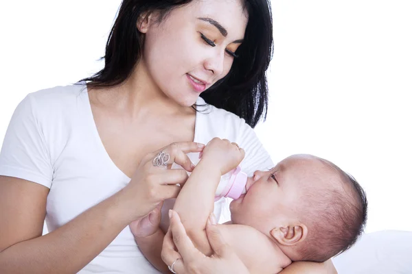 Bonita madre alimentando a su bebé — Foto de Stock