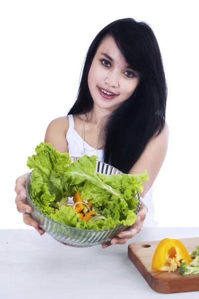 Hübsche Frau hält Gemüsesalat — Stockfoto