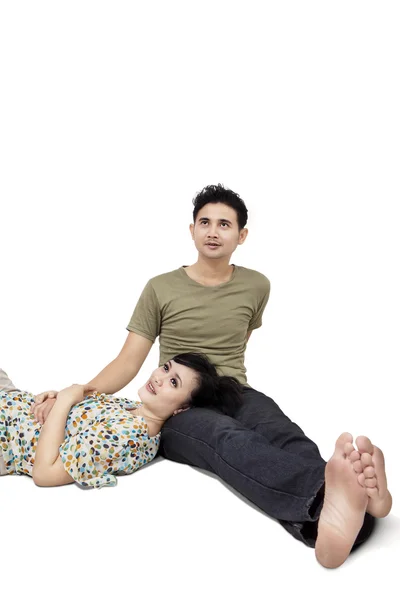 Relaxante casal casual olhando para copyspace — Fotografia de Stock