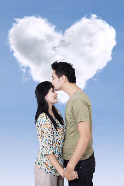 Pareja romántica con nube en forma de corazón — Foto de Stock