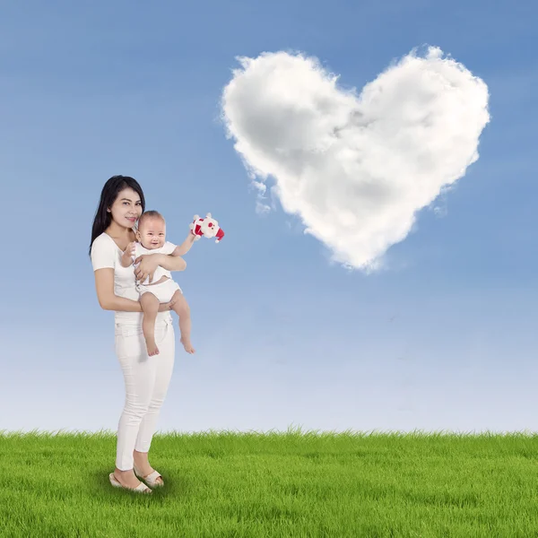 Dulce bebé y su madre al aire libre —  Fotos de Stock